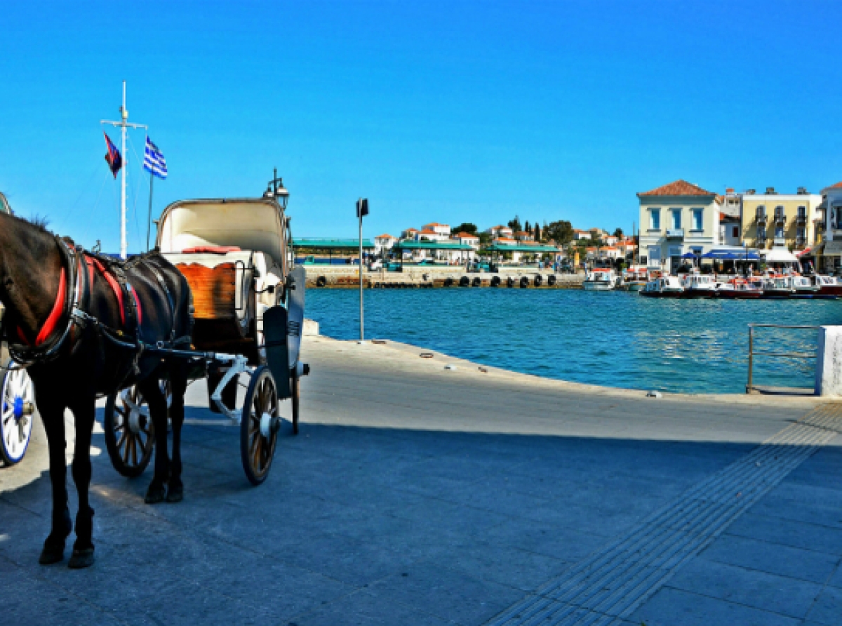 Σπέτσες: Το κοσμοπολίτικο νησί του Αργοσαρωνικού