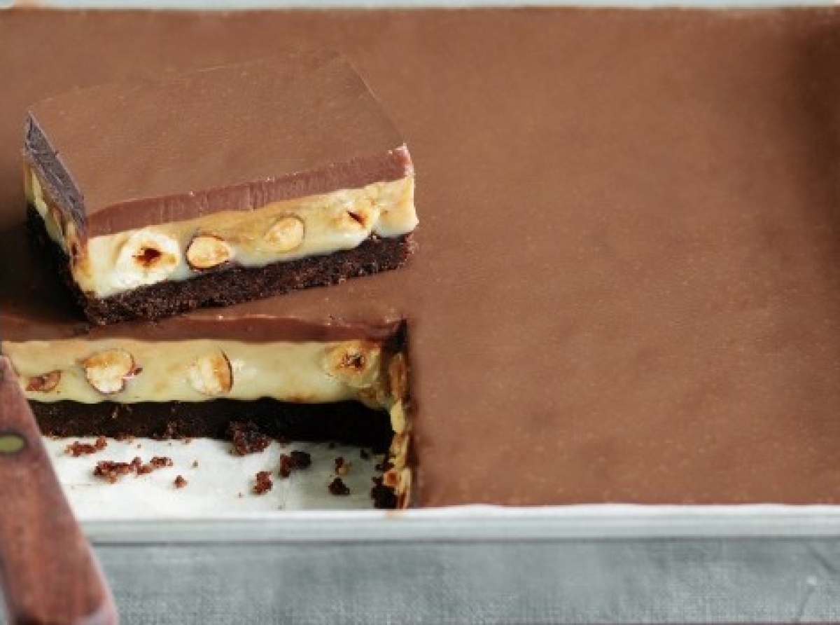 Πανεύκολο γλυκό ψυγείου με καραμέλα και σοκολάτα