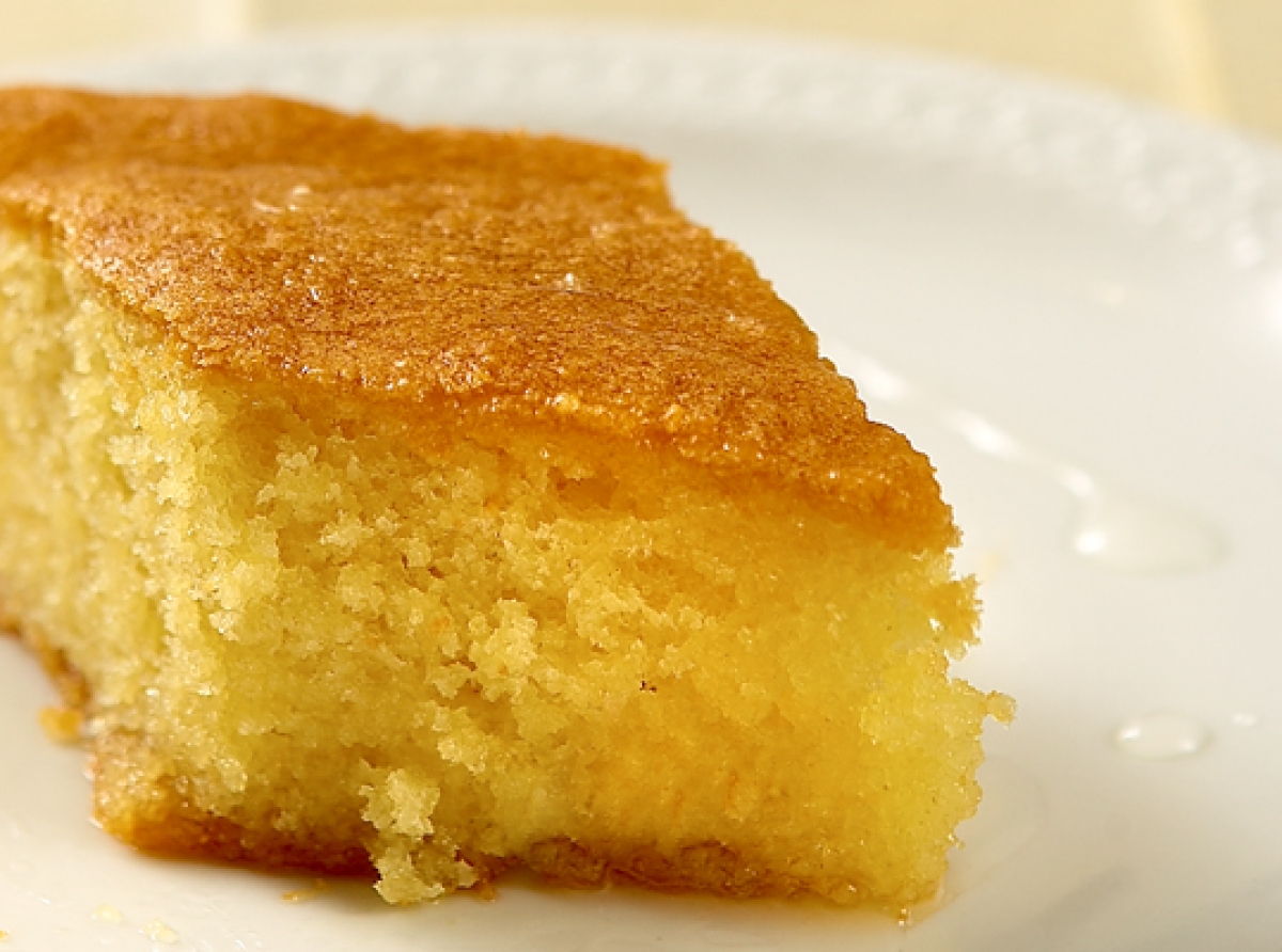 Αρωματισμένο ραβανί με γιαούρτι και καρύδα