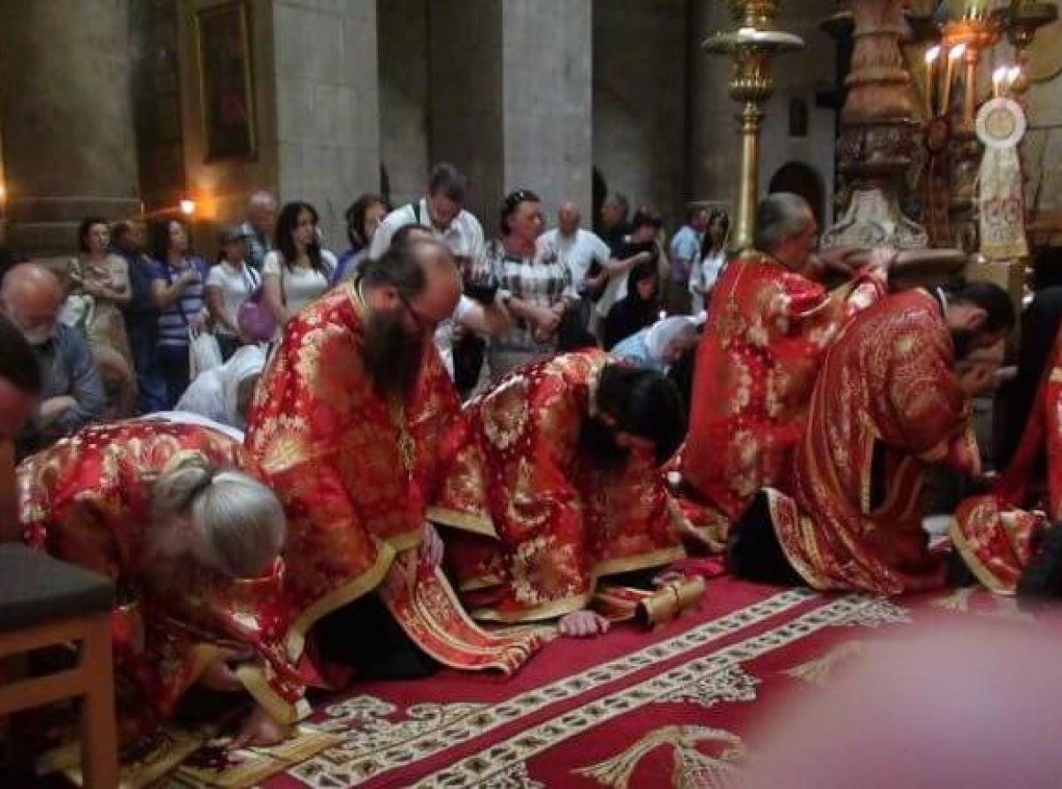 Ποια ονομάζουμε γονατιστή και η σχέση της με την Πεντηκοστή