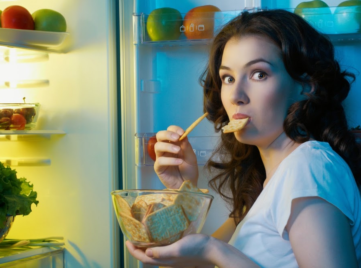 Γιατί «ζητάει» ο οργανισμός μας σνακ το βράδυ