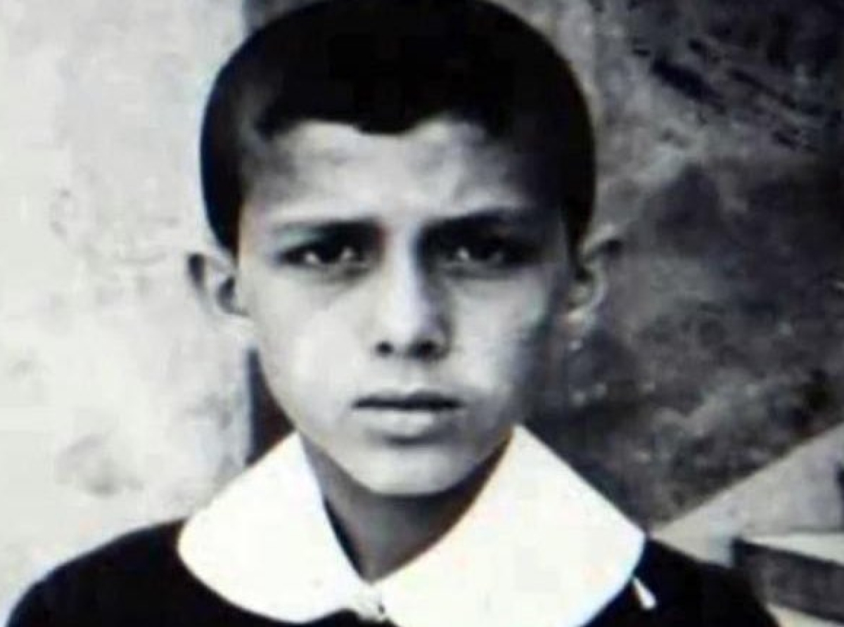 Ποιος είναι ο μικρός της φωτογραφίας που πουλούσε λεμονάδα και κουλούρια για να επιβιώσει. …