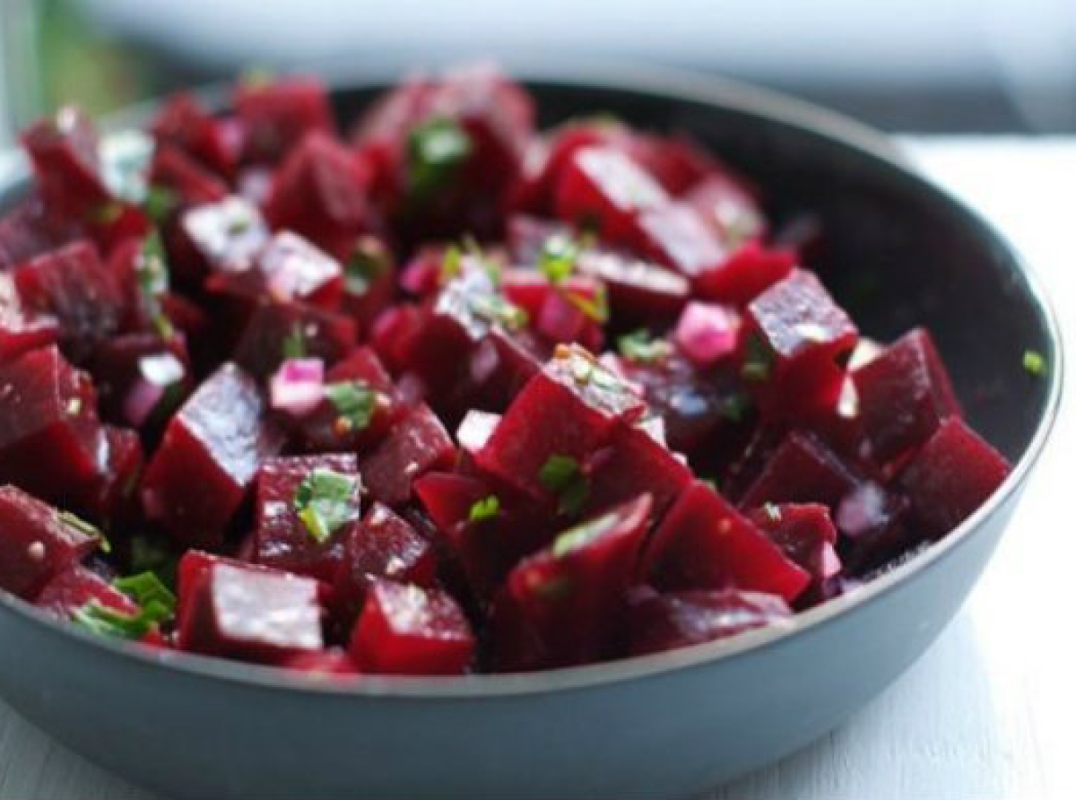 Παντζάρια σαλάτα με τυρί και βασιλικό