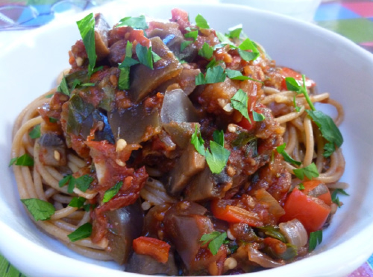 Αγιορείτικη μακαρονάδα με σάλτσα μελιτζάνας