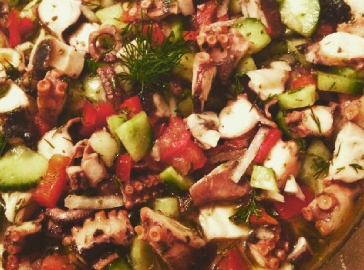 Σαλάτα: Μελιτζάνες και πιπεριές Φλωρίνης με χταπόδι βραστό