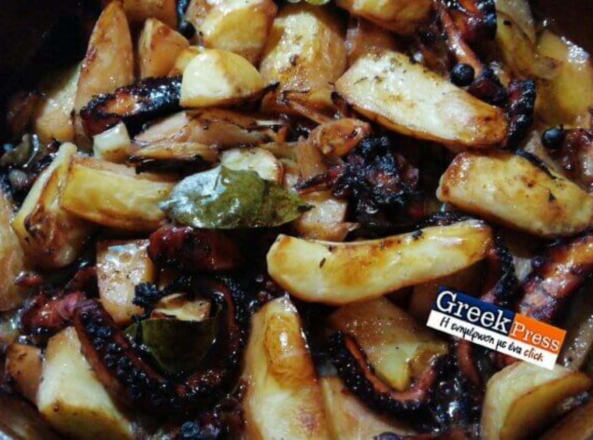 Χταπόδι κρασάτο με πατάτες στη γάστρα