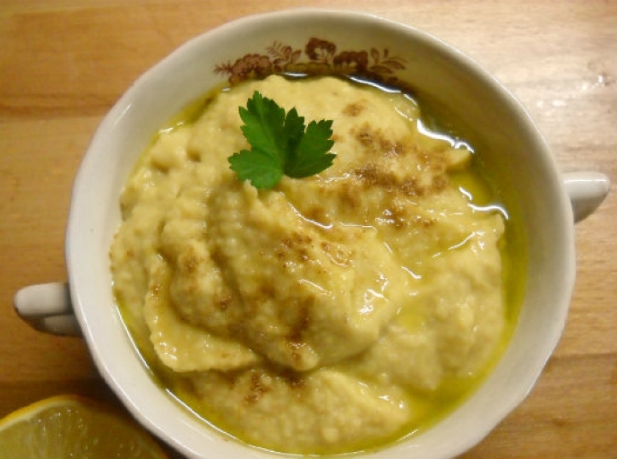 Φάβα με σοταρισμένα κρεμμύδια και μαϊντανό