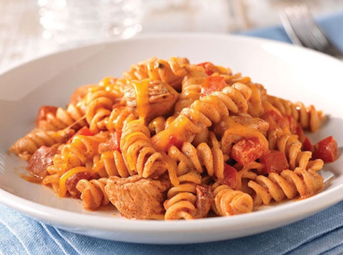 Κοτόπουλο στην κατσαρόλα με ζυμαρικά και μπάρμπεκιου σός