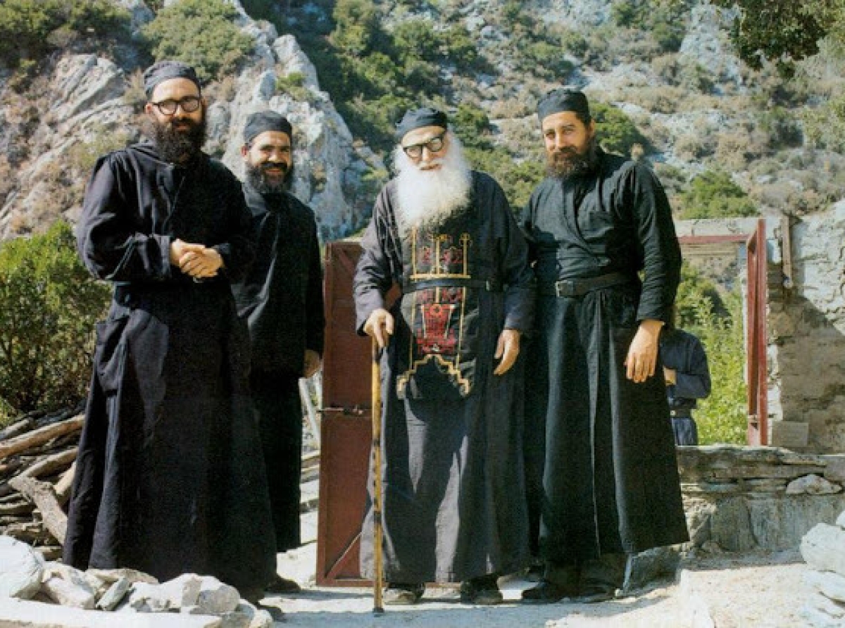 Γέροντας Εφραίμ Κατουνακιώτης:Θεολόγος είναι αυτός που ομιλεί με τον Θεό και όχι ο σπουδάσας θεολογία…