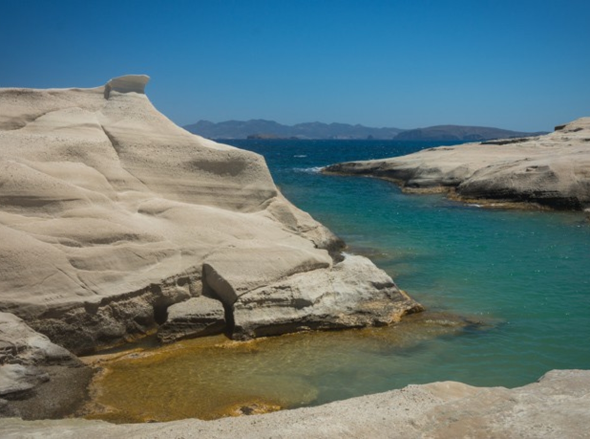 Μήλος: Σαρακήνικο, η «σεληνιακή» παραλία