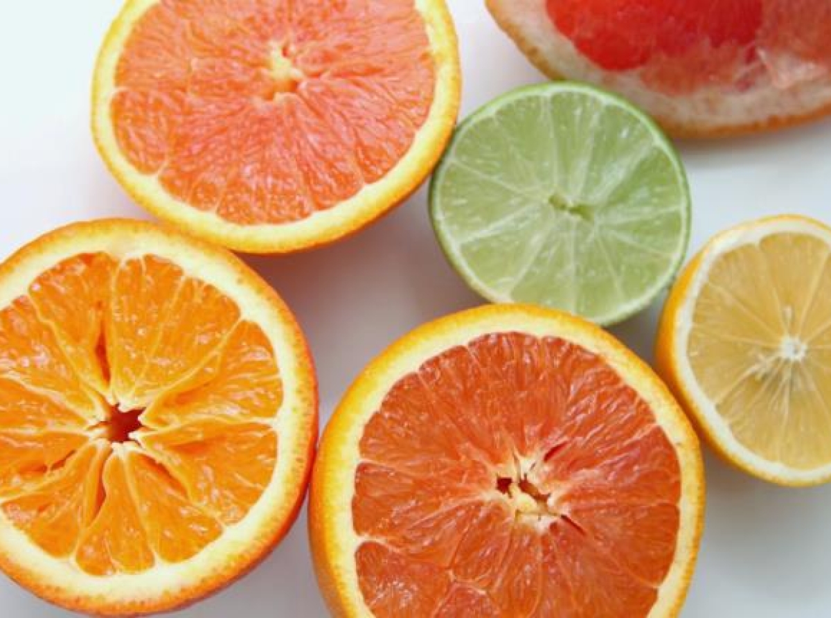 Τι να κάνετε με τις φλούδες του πορτοκαλιού και του λεμονιού που πετάτε