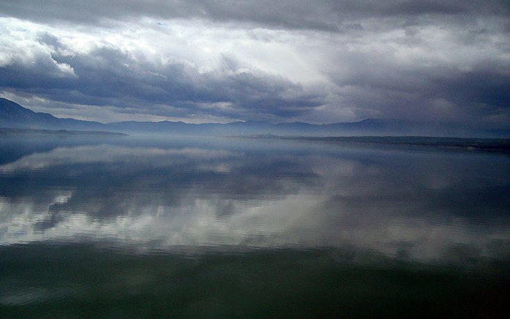 1024px-Polyfytos_lake